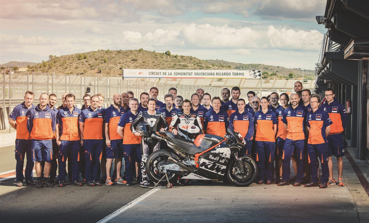 Mika Kallio, Randy de Puniet & Team KTM RC16 Pit Lane Valencia 2016