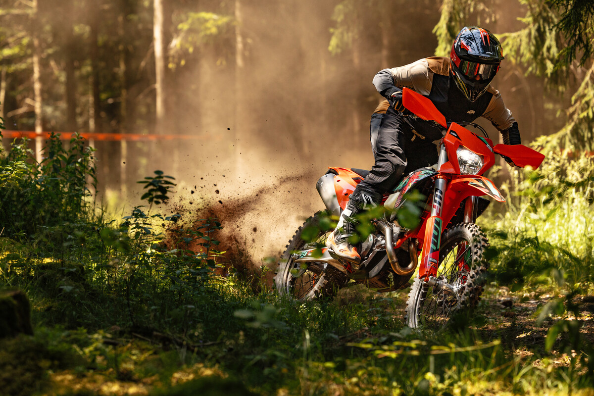 759242_2027 KTM 450 EXC-F 6DAYS Action_EXC 6DAYS Range