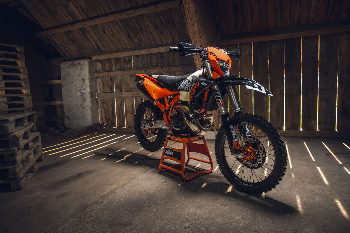 02_MY27 KTM 300 XC-W HARDENDURO Static_HARDENDURO