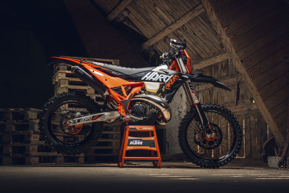 03_MY27 KTM 300 XC-WHARDENDURO Static_HARDENDURO