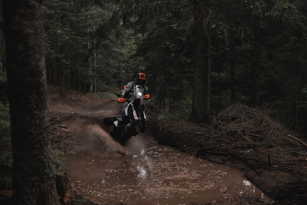 763030_MY27 KTM 690 RALLY_ACTION_CAT A
