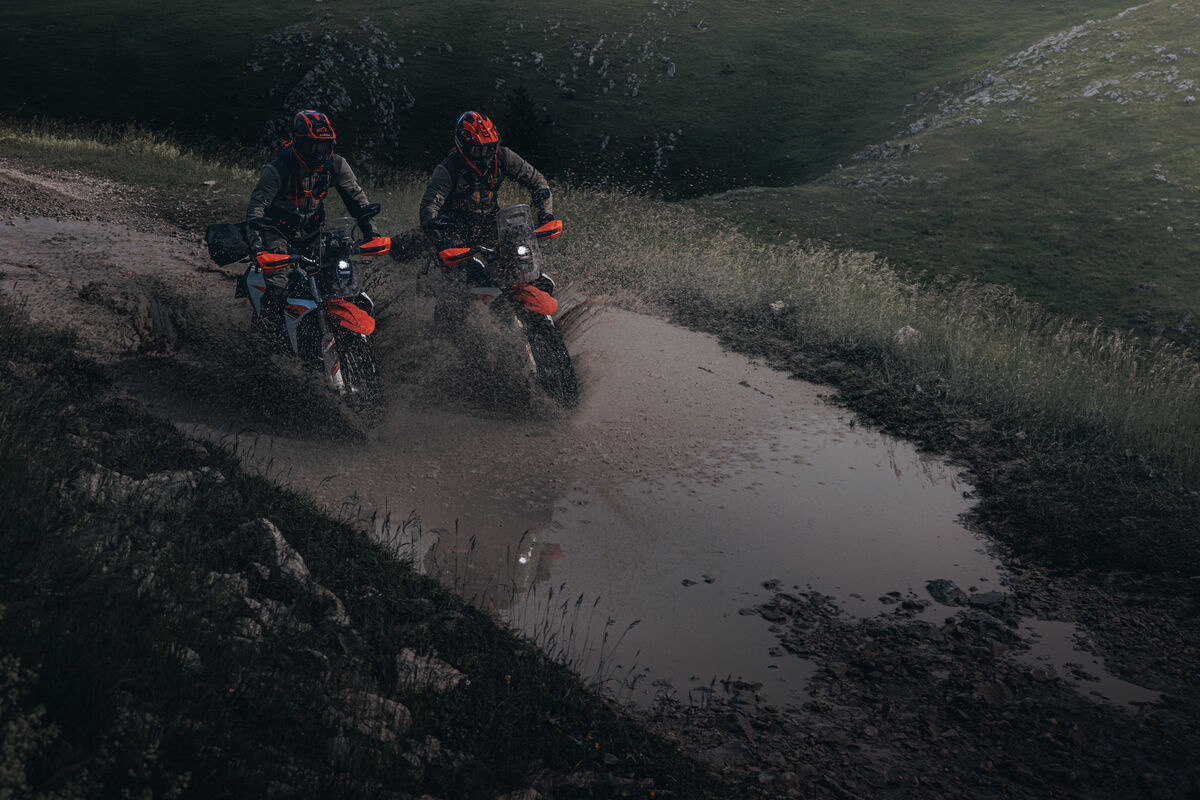 763002_MY27 KTM 690 RALLY_ACTION_CAT A