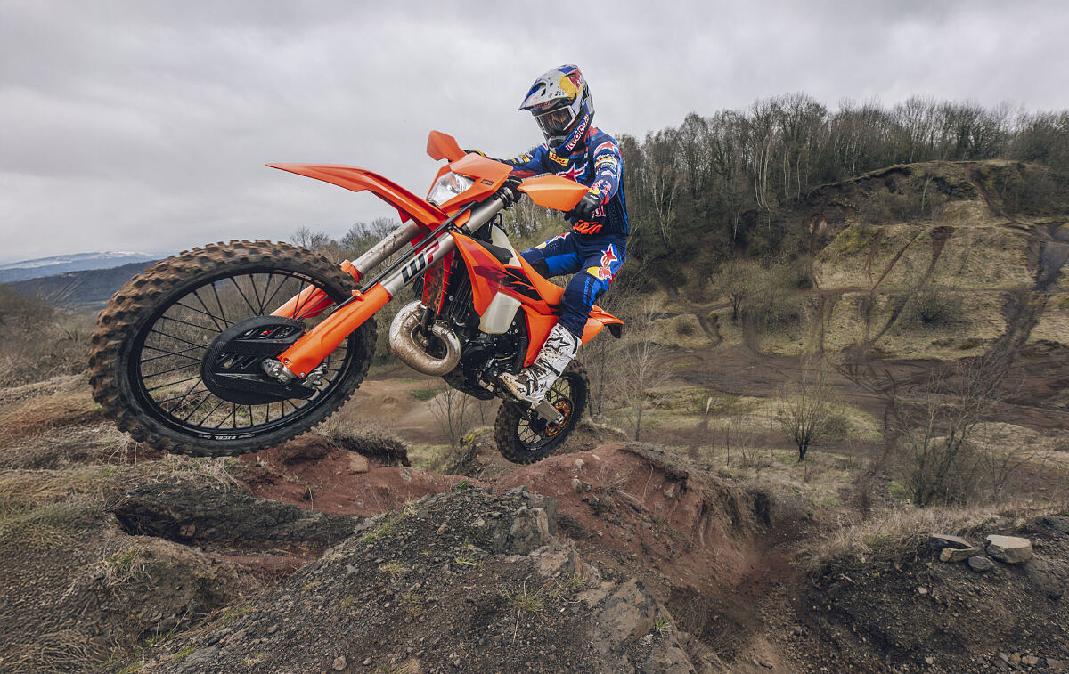 748677_MY27 KTM 300 EXC- Action_EXC Range_ACTION_EUROPE _ GLOBAL