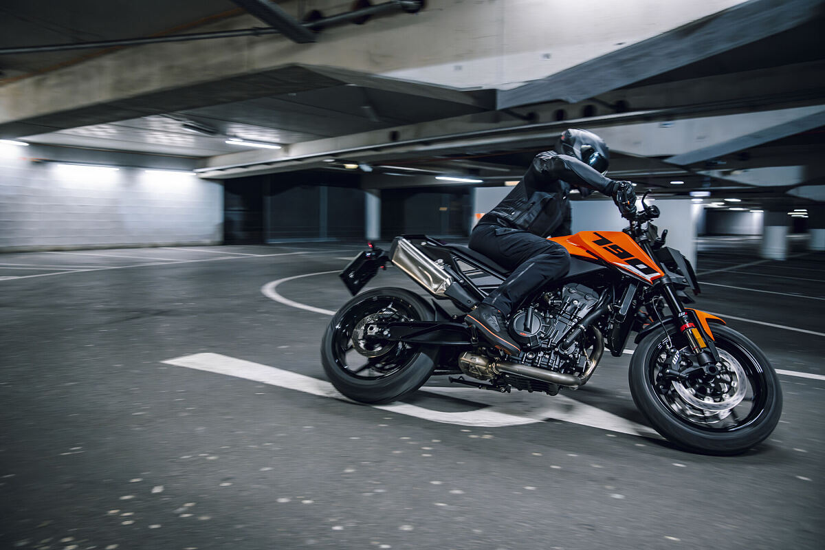 話題のニューモデルも展示 MY27_KTM 790 DUKE