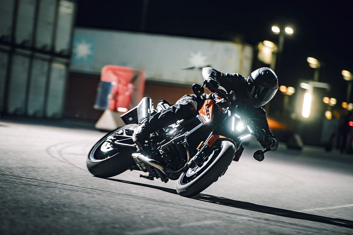 話題のニューモデルも展示 MY27_KTM 790 DUKE