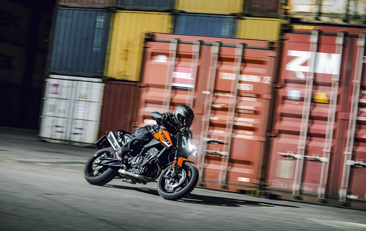 話題のニューモデルも展示 MY27_KTM 790 DUKE