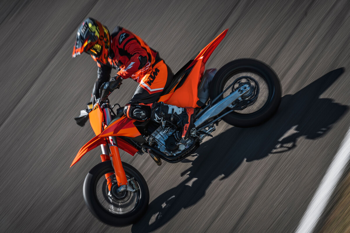 MY27_KTM 450 SMR_ACTION