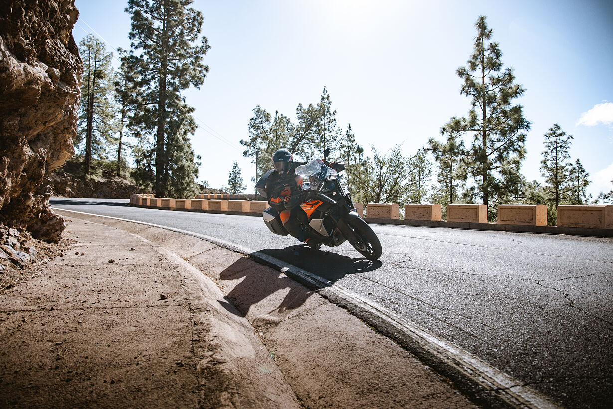 726692_MY26 KTM 1390 Super Adventure S EVO action_EUROPE GLOBAL_Action