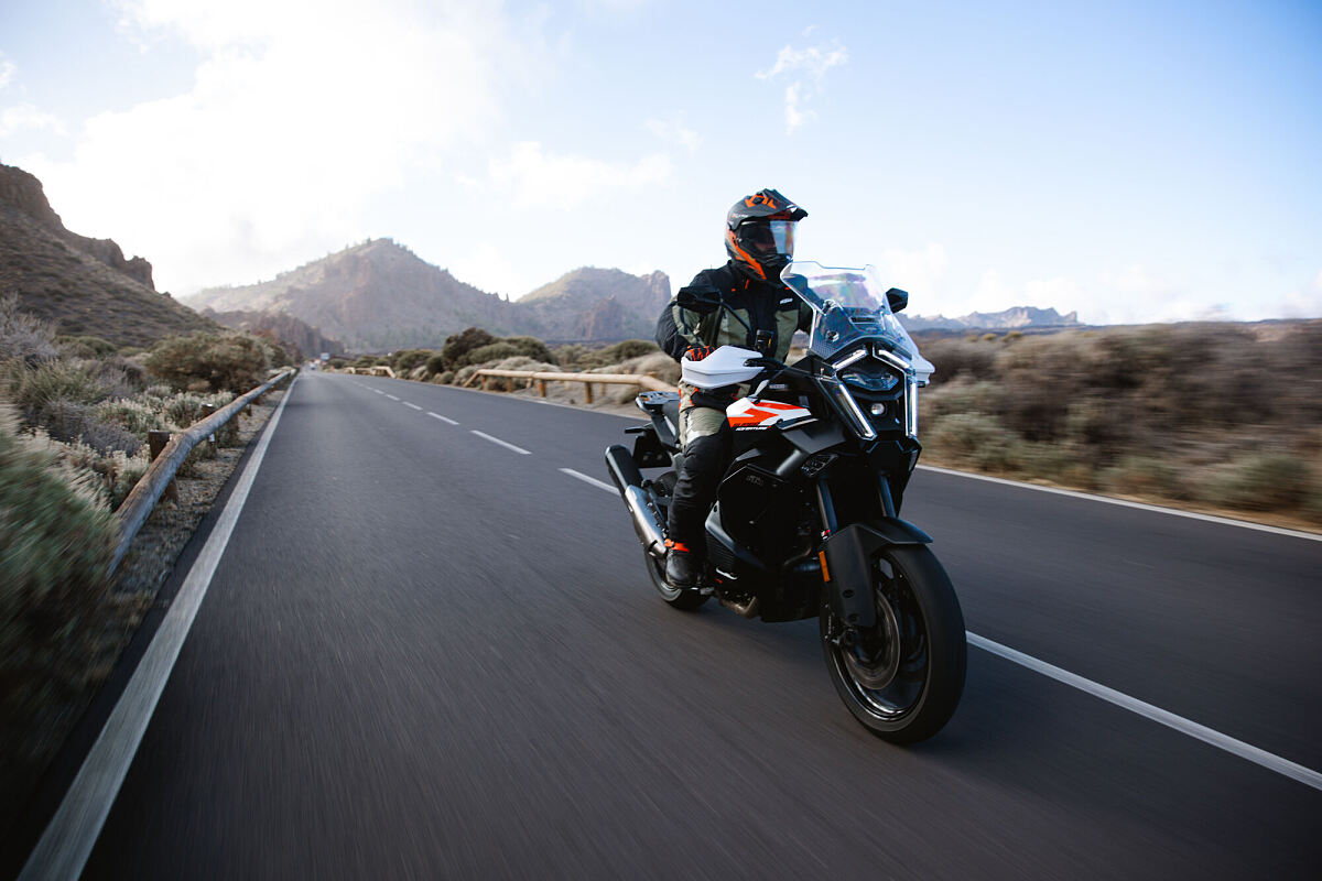 726704_MY26 KTM 1390 Super Adventure S EVO action_EUROPE GLOBAL_Action (1)