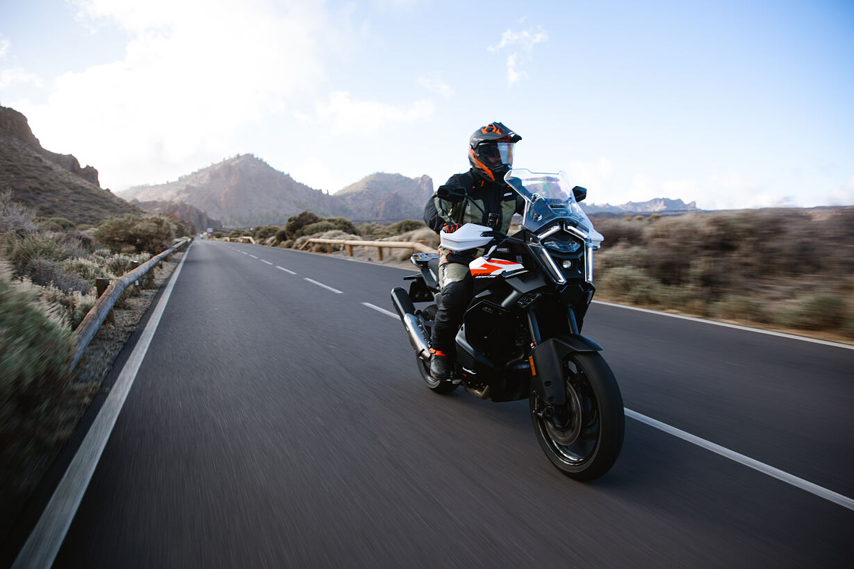 726704_MY26 KTM 1390 Super Adventure S EVO action_EUROPE GLOBAL_Action