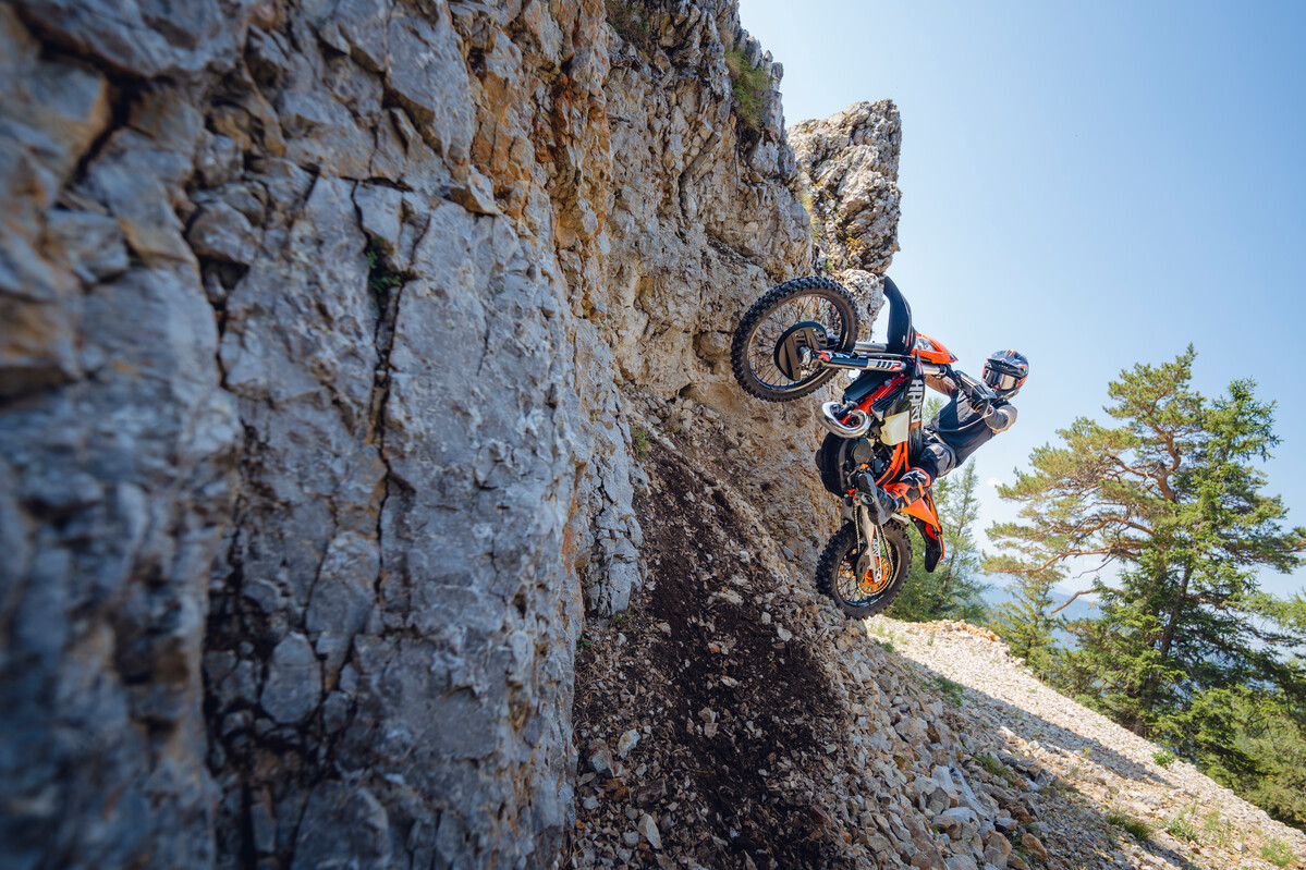 765386_MY27 KTM 300 XC-W HARDENDURO _HARDENDURO_ACTION