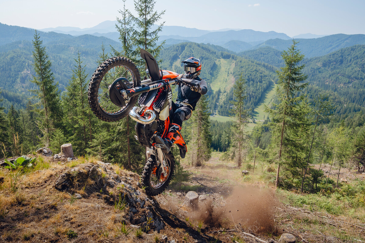 765387_MY27 KTM 300 XC-W HARDENDURO _HARDENDURO_ACTION