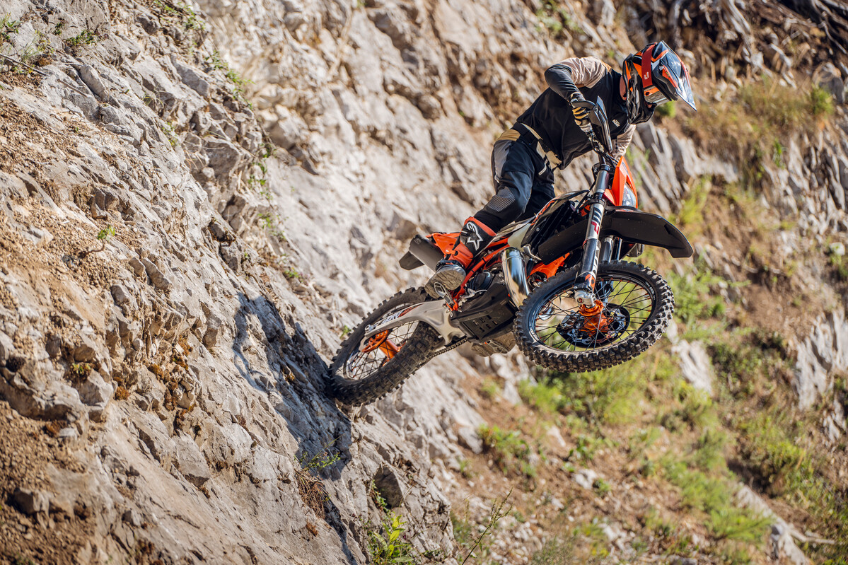 765411_MY27 KTM 300 XC-W HARDENDURO _HARDENDURO_ACTION
