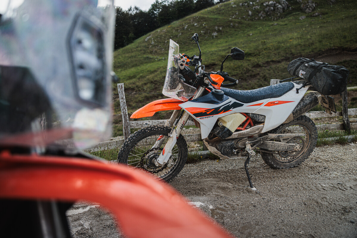 762890_MY27 KTM 690 RALLY_STATIC_CAT A_STATIC