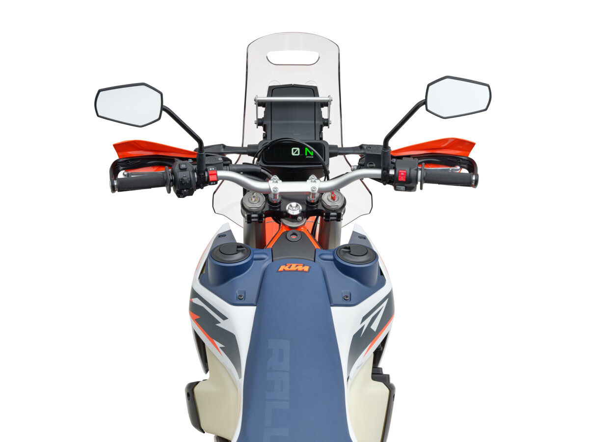 764820_2027_KTM 690 RALLY_ US_ Full width of the handlebar_USA