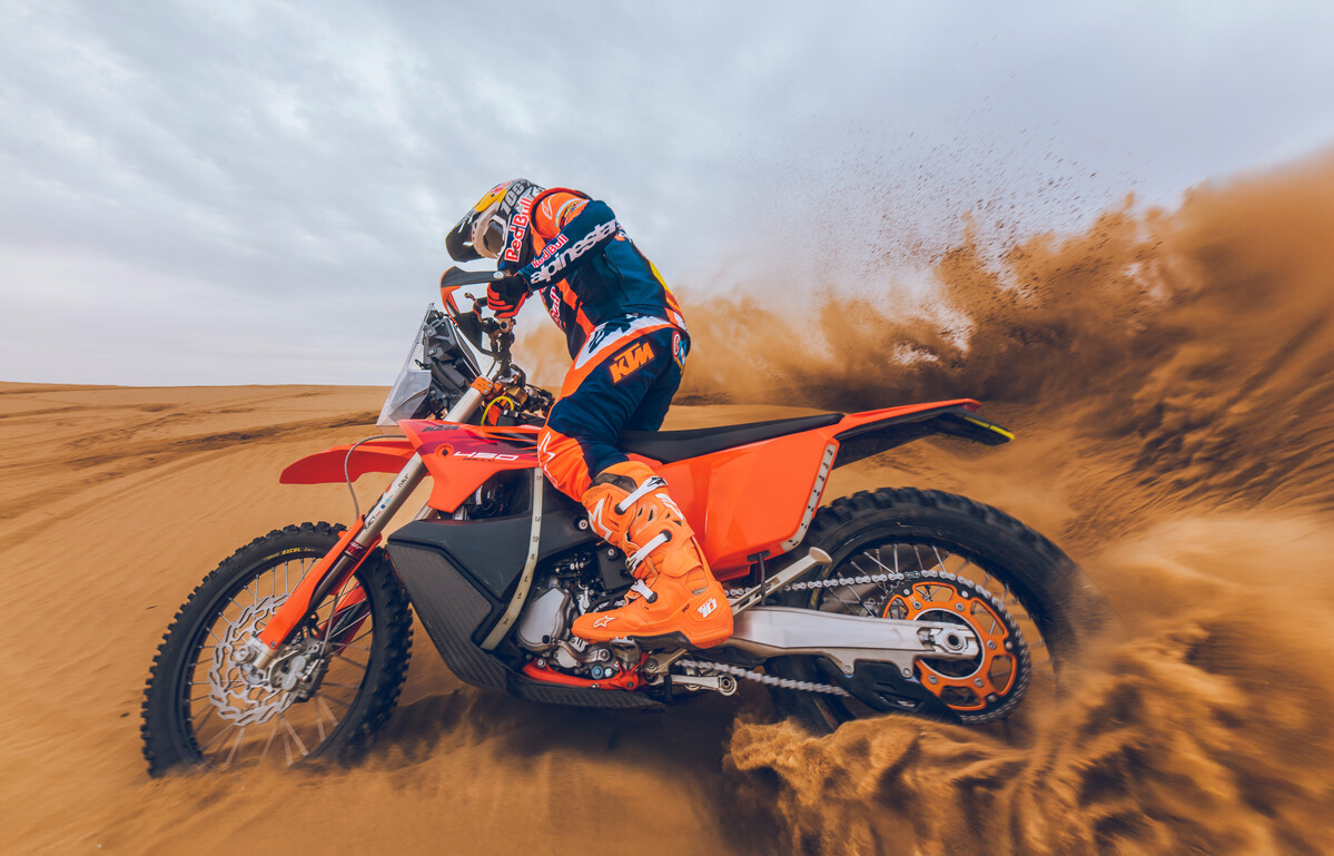 741586_MY27_KTM 450 RALLY REPLICA_ACTION_LUCIANO BENAVIDES_ACTION_LUCIANO BENAVIDES
