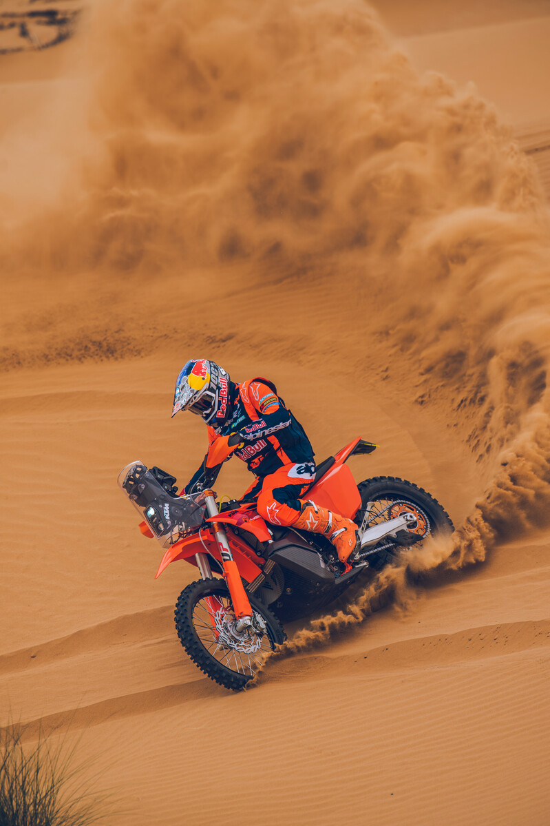 741557_MY27_KTM 450 RALLY REPLICA_ACTION_LUCIANO BENAVIDES_ACTION_LUCIANO BENAVIDES