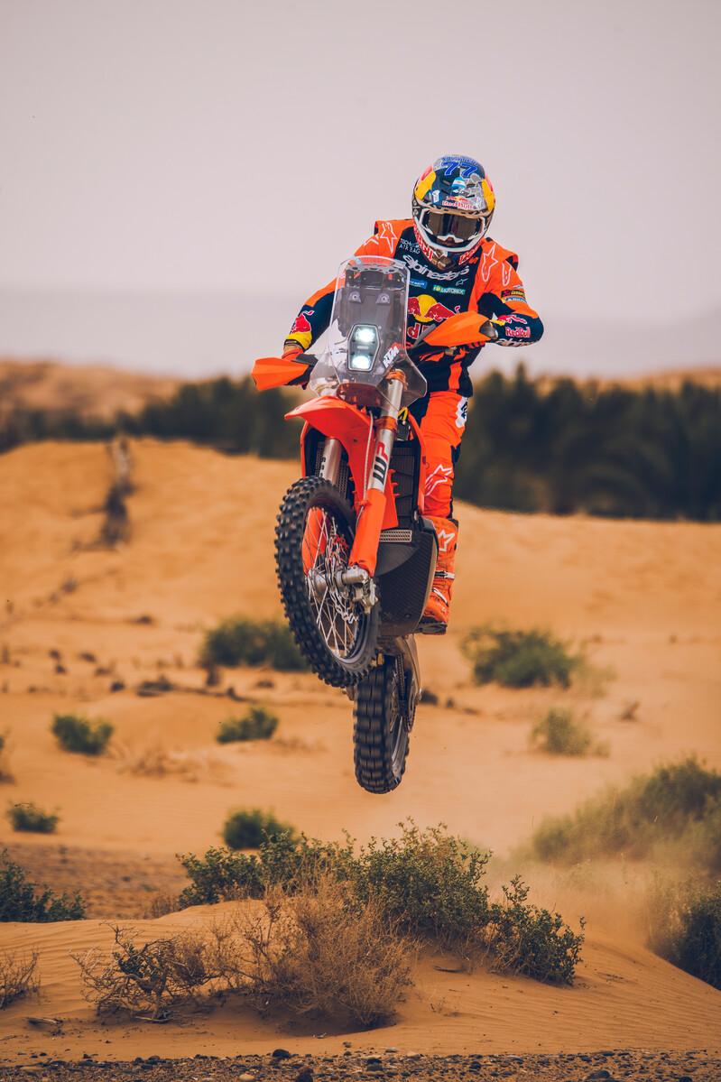 741559_MY27_KTM 450 RALLY REPLICA_ACTION_LUCIANO BENAVIDES_ACTION_LUCIANO BENAVIDES