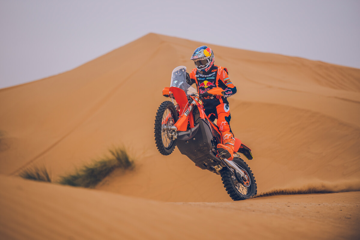 741568_MY27_KTM 450 RALLY REPLICA_ACTION_LUCIANO BENAVIDES_ACTION_LUCIANO BENAVIDES