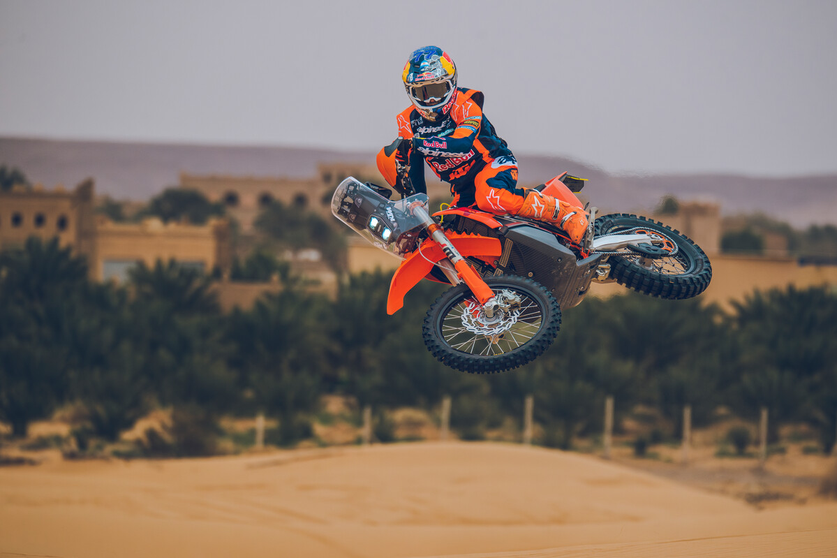741581_MY27_KTM 450 RALLY REPLICA_ACTION_LUCIANO BENAVIDES_ACTION_LUCIANO BENAVIDES