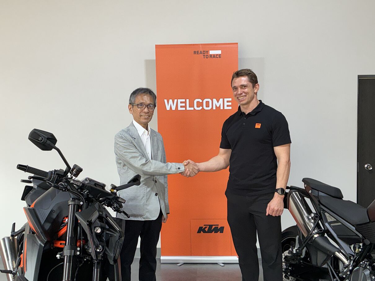 KTM大阪中央 山口代表（左）と、KTM Japan ケビン・シュトラスマイヤー