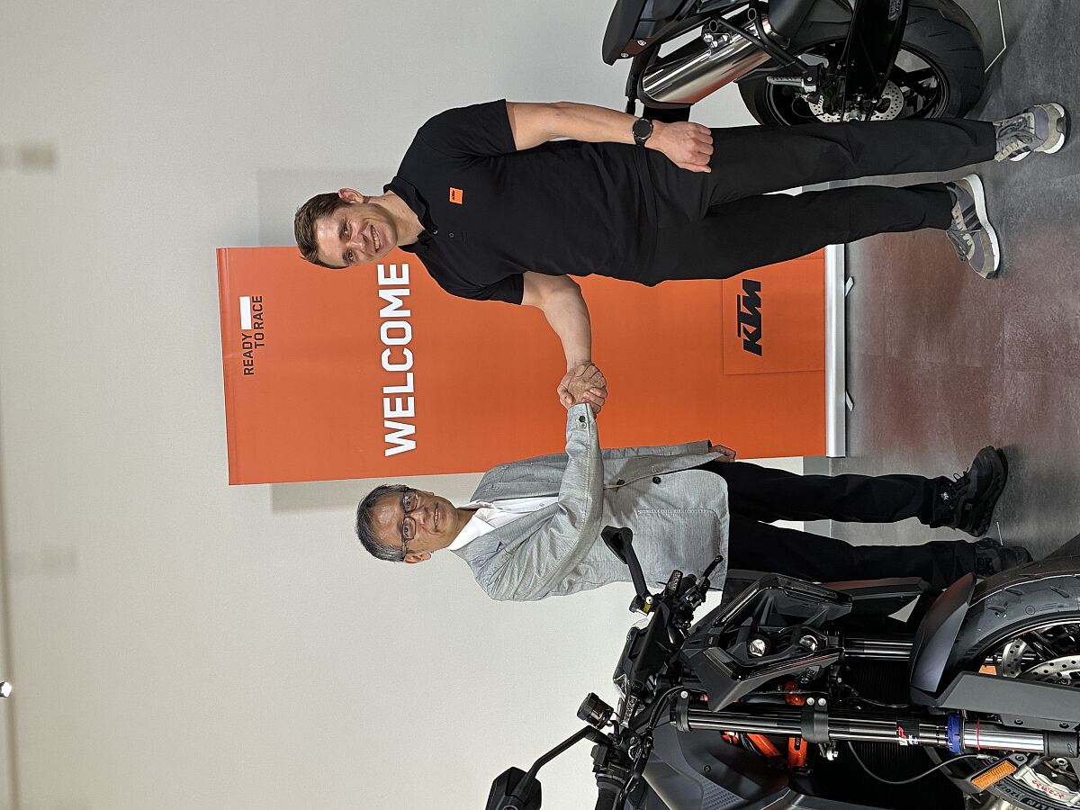 KTM大阪中央 山口代表（左）と、KTM Japan ケビン・シュトラスマイヤー