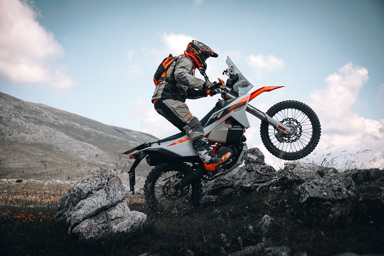 763117_MY27 KTM 690 RALLY_ACTION_CAT B