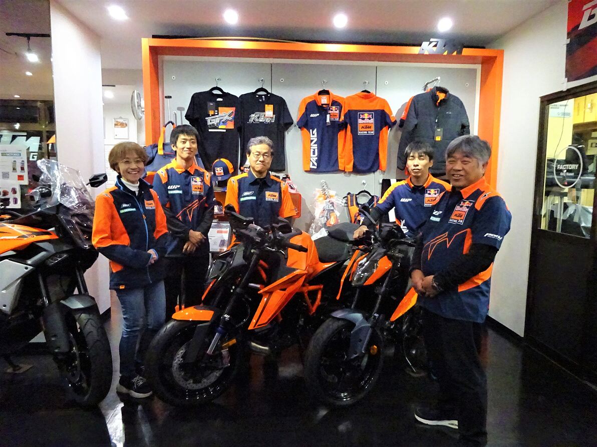 向かって一番右が、長尾代表。バイク大好きなスタッフが全員でサポートします。