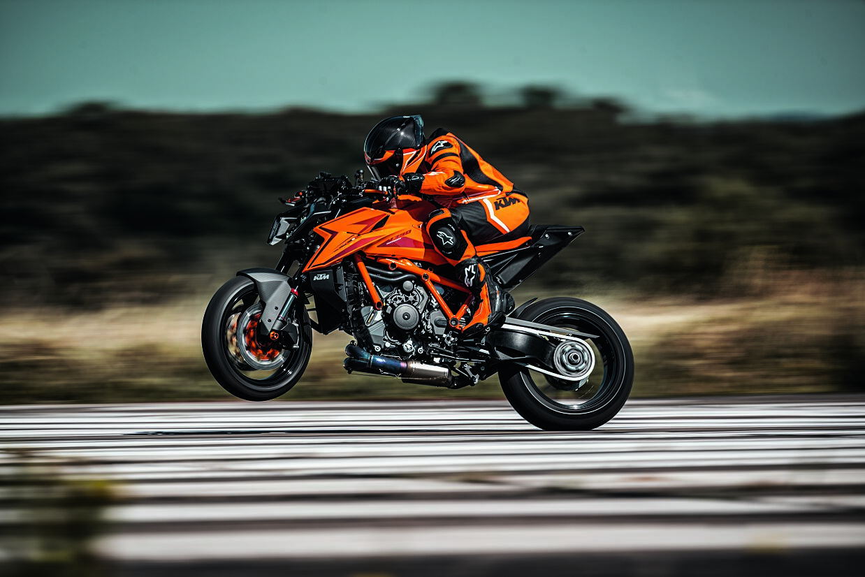 554220_MY24 KTM 1390 SUPER DUKE R_Action_Cat A_Action_ACTION_01_ACTION_Action