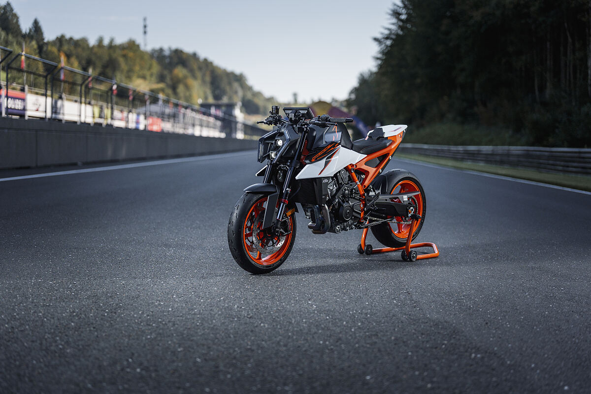 638320_MY26_KTM 990 DUKE R_STATIC_STATICS_STATIC
