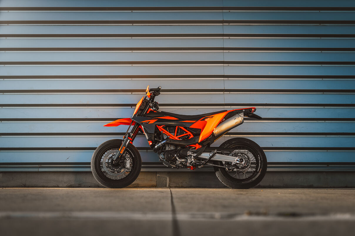 663485_MY26_KTM 690 SMC R_STATIC_STATICS_STATICS