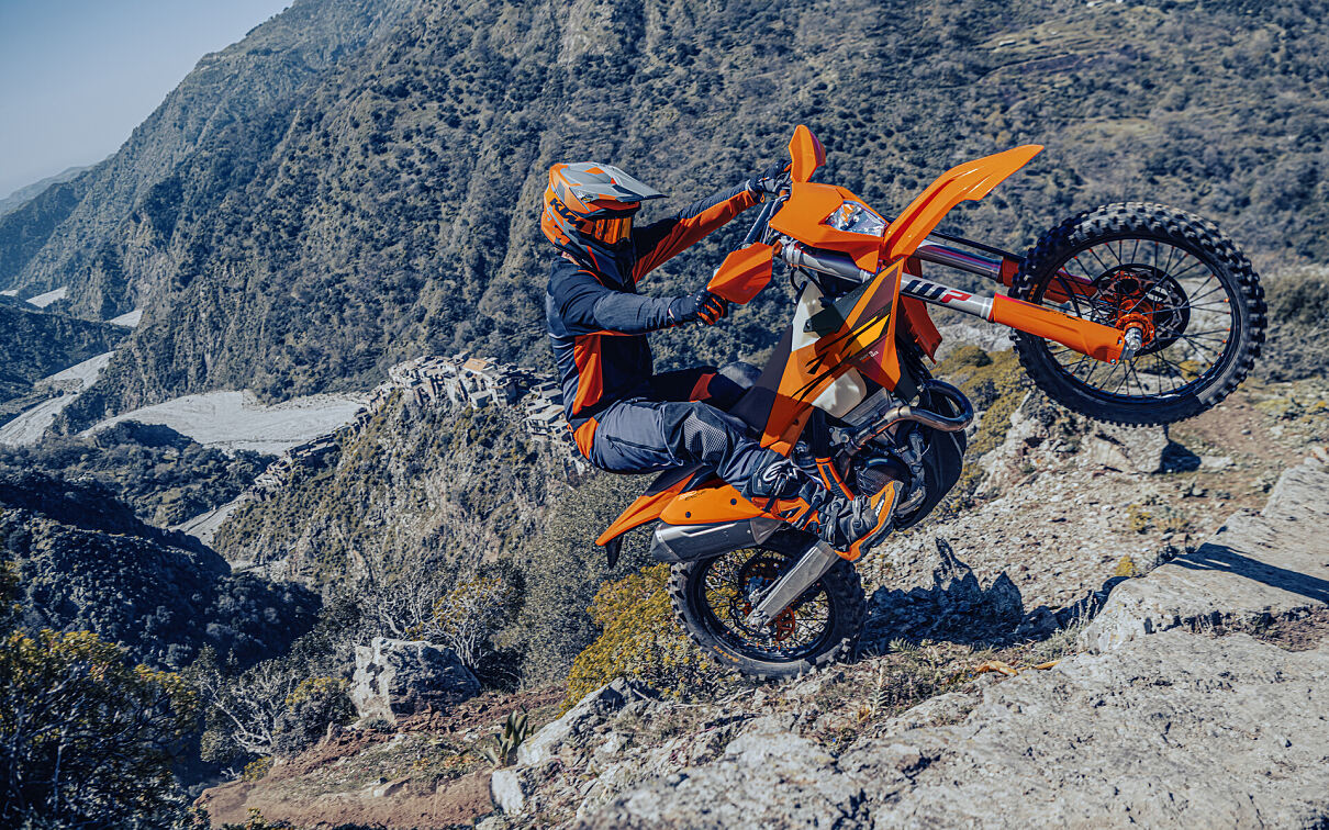 704645_MY26 KTM 350 EXC-F- Action 1_EUROPE GLOBAL