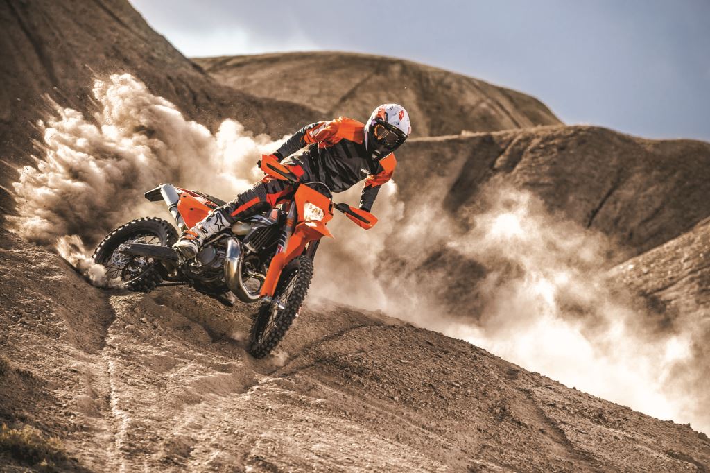 2-stroke_MY 17_Action 07