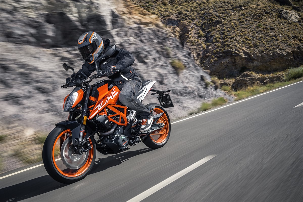2017_KTM_390DUKE_Action_9