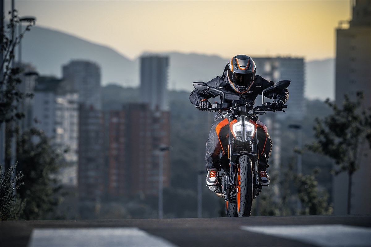 2017_KTM_390DUKE_Action_1
