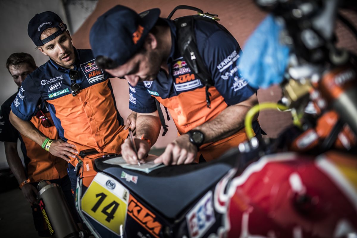 Sam Sunderland & Mechanic KTM 450 RALLY Dakar 2017