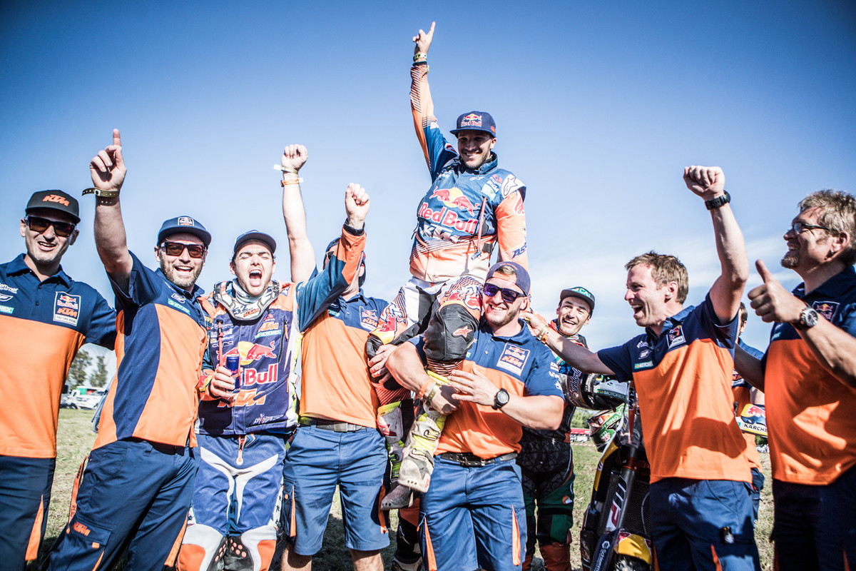 164036_Matthias Walkner_ Sam Sunderland _ Staff Dakar 2017