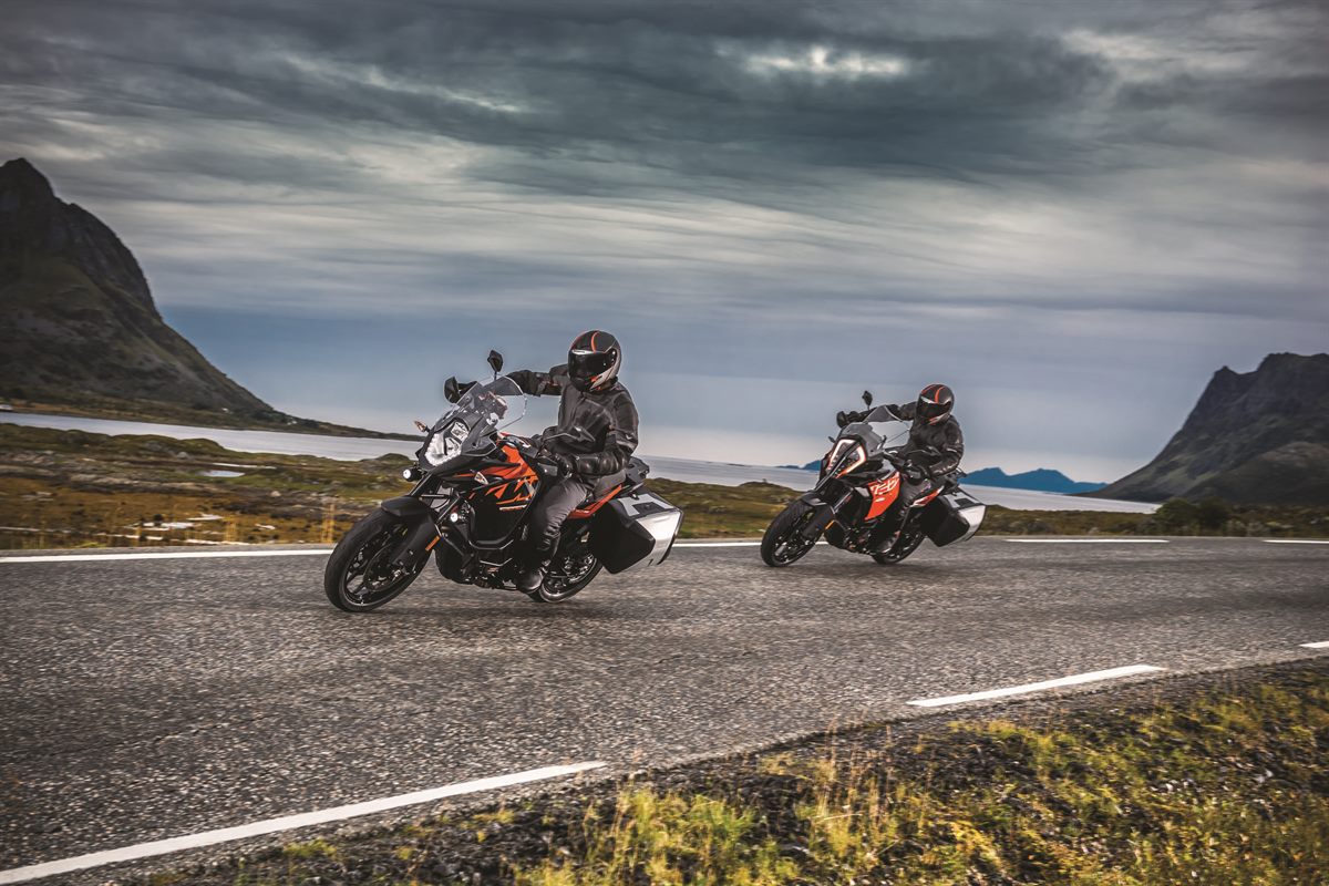 KTM 1090 ADV_KTM 1290 SADV S_Action 01