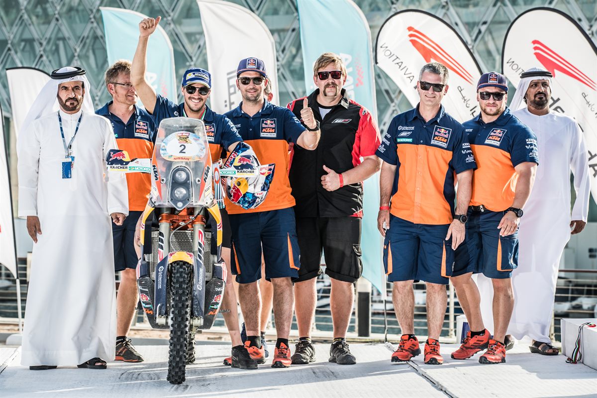 Sam Sunderland & Staff KTM 450 RALLY Podium Abu Dhabi 2017