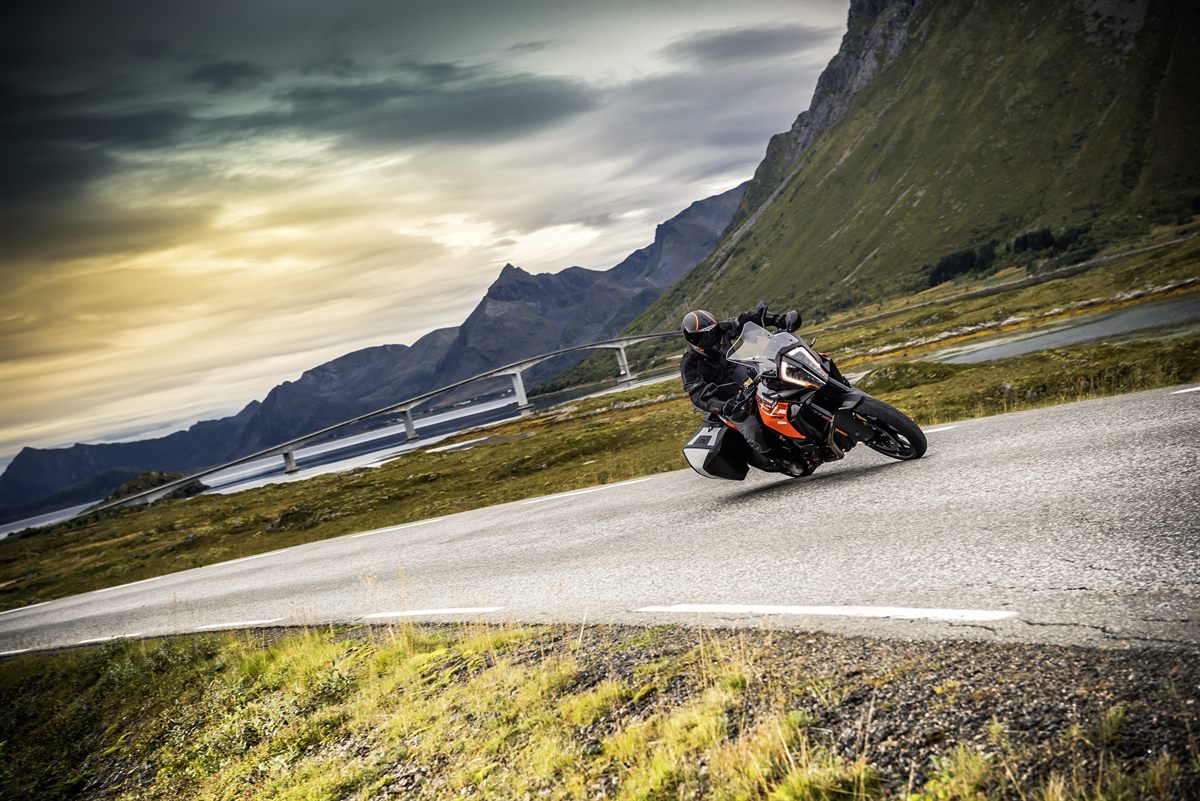 KTM 1290 SUPER ADVENTURE S_Action 01