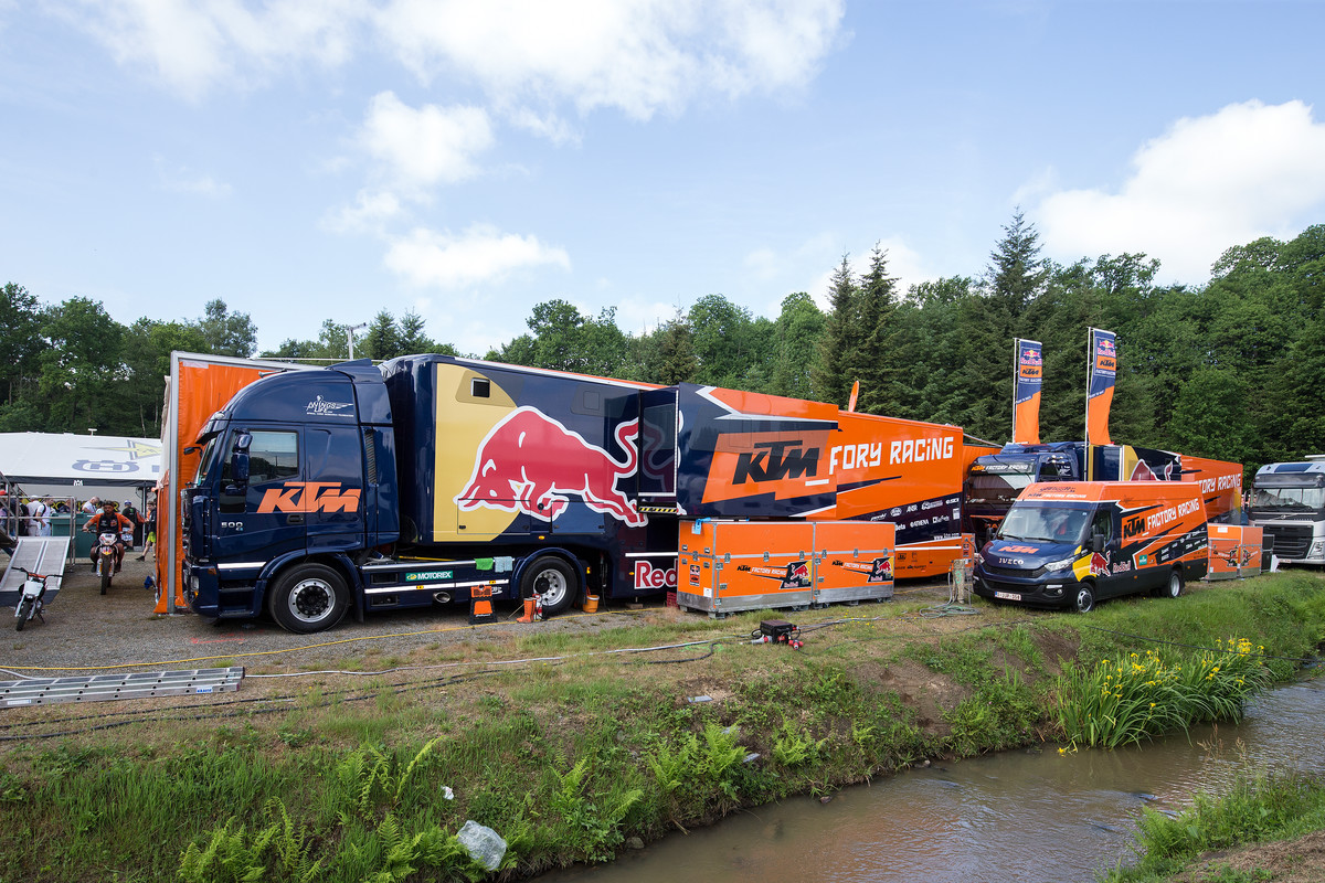 KTM Factory Racing set-up at Ernee
