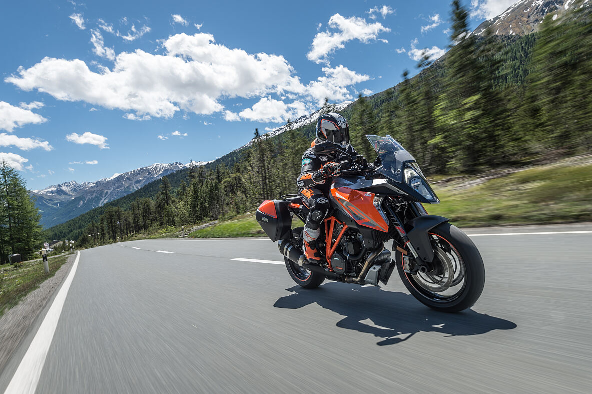 KTM 1290 SUPER DUKE GT action 5