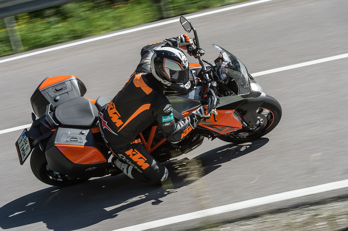 KTM 1290 SUPER DUKE GT action 4