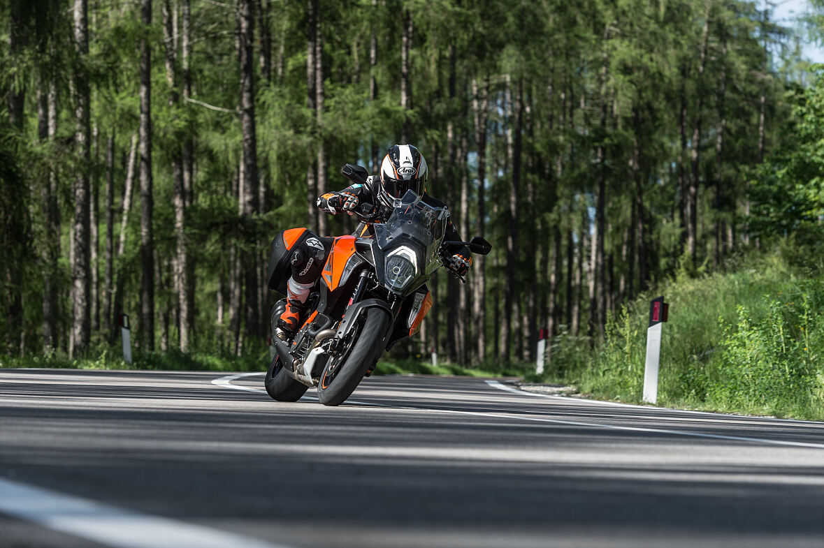 KTM 1290 SUPER DUKE GT action 3