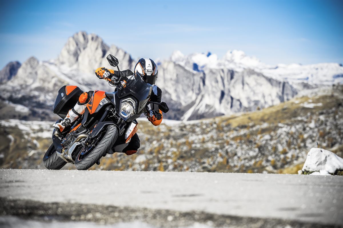 KTM 1290 SUPER DUKE GT_Action 02