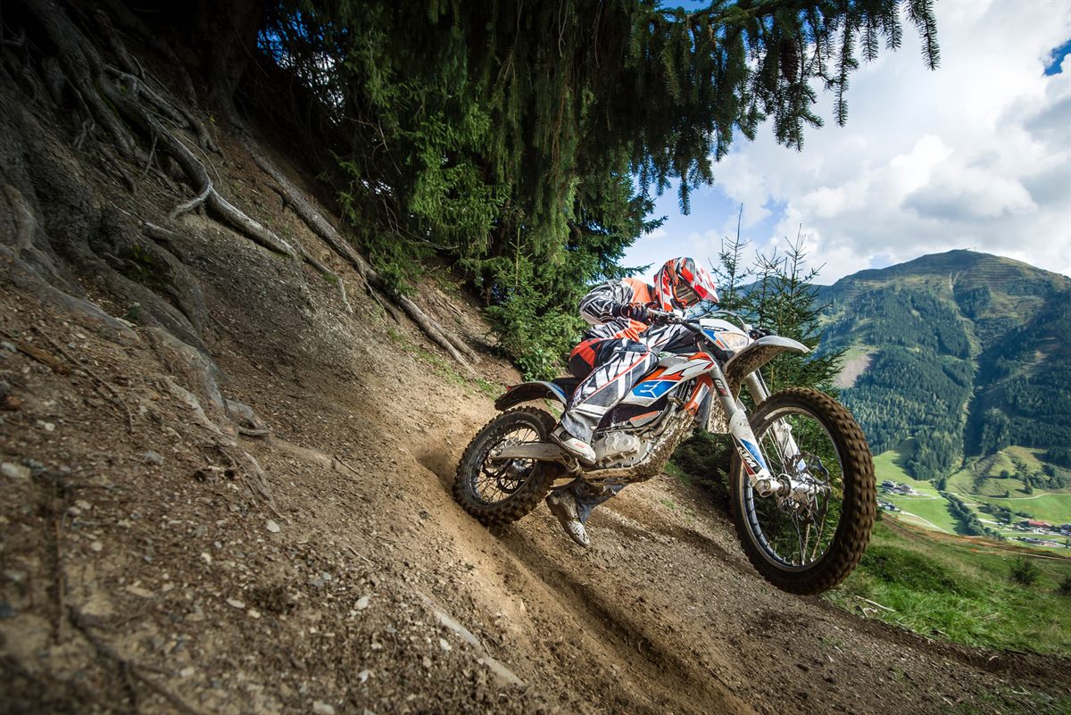 61833_KTM FREERIDE E-XC Action