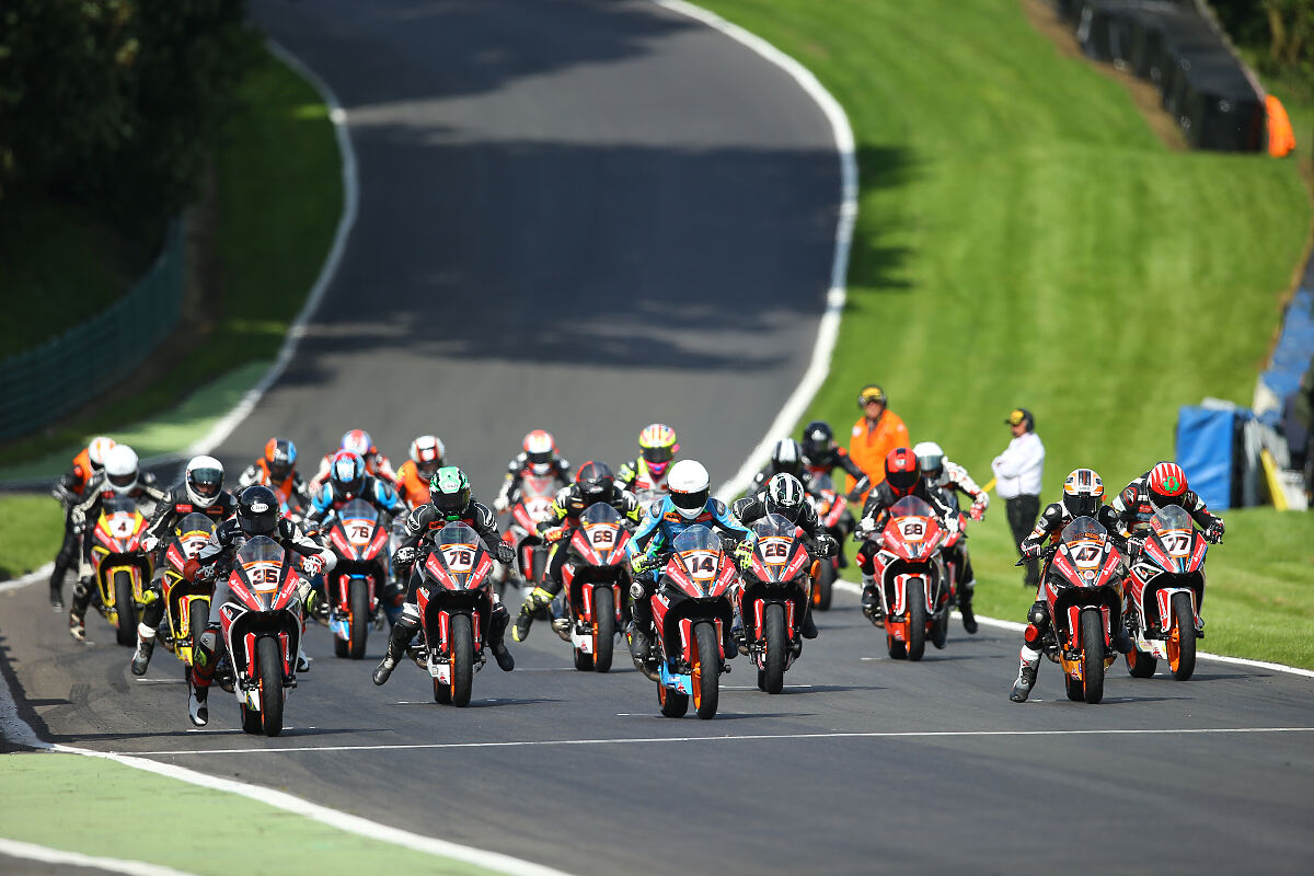KTM RC Cup Cadwell Park race start