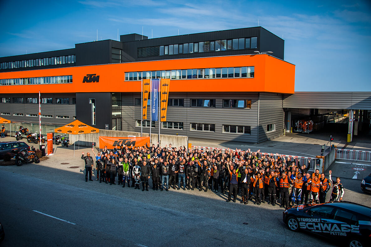 Teilnehmer KTM RIDE OUT 2017 vor dem KTM Headquater in Mattighofen