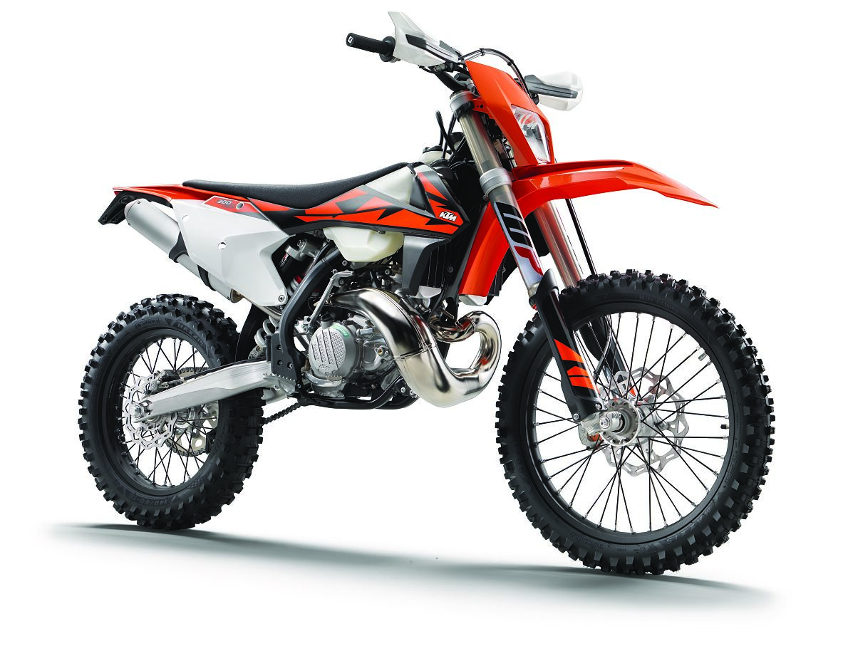 176126_KTM 300 EXC TPI EU right front MY 2018 studio