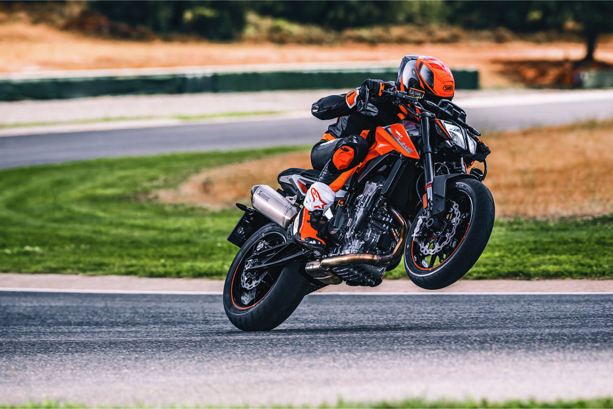 KTM 790 DUKE Action 2